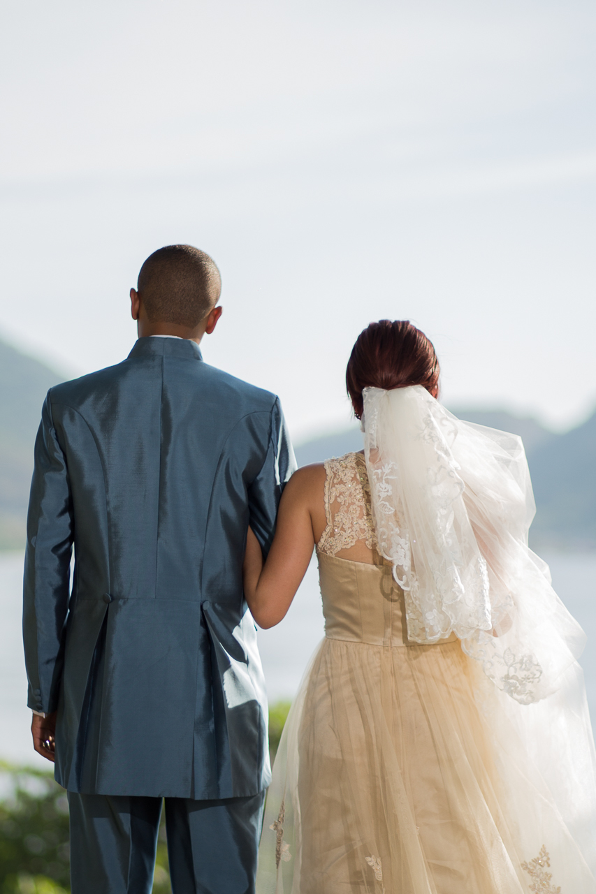 Noivos olhando o mar de niterói