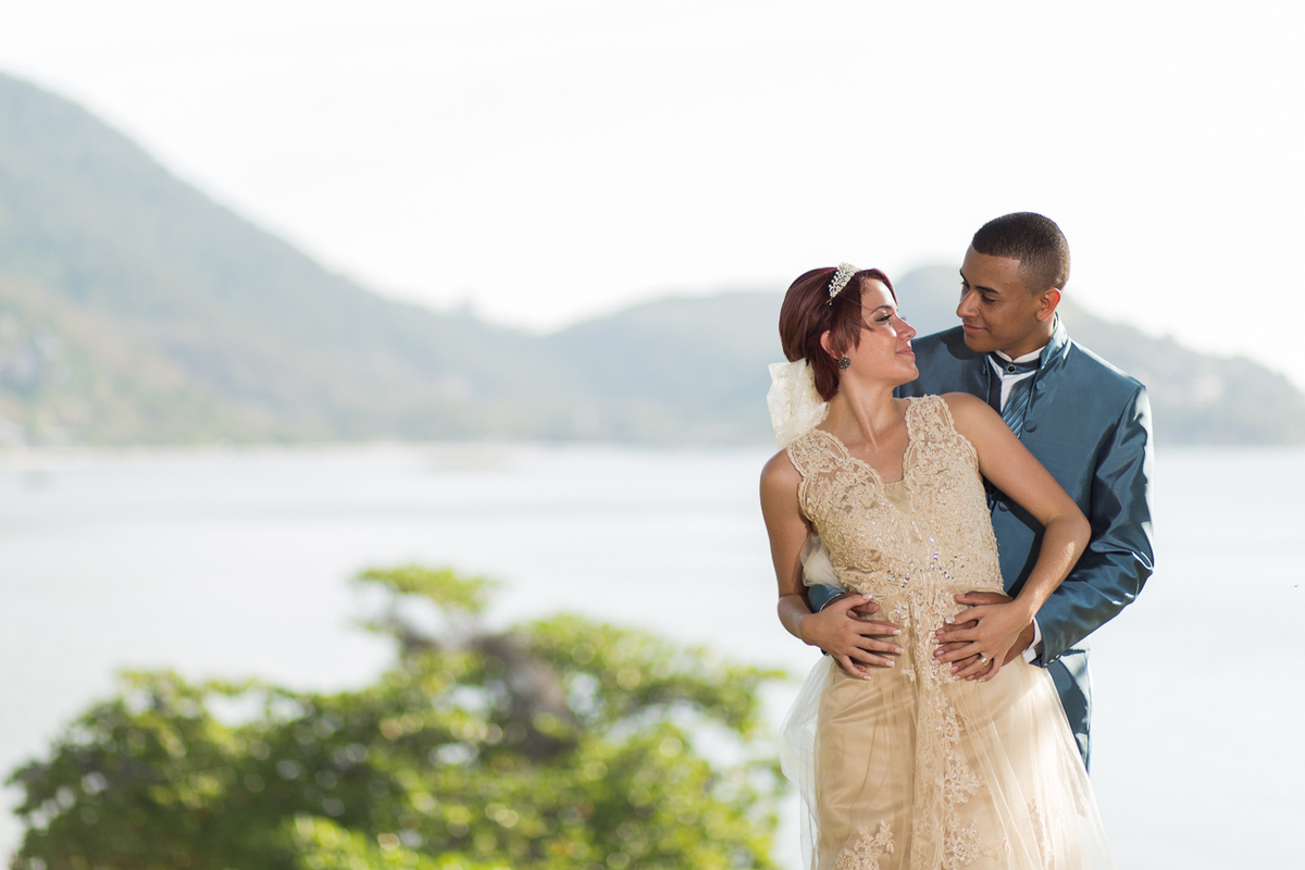 Noivos se olhando em frente a praia de são francisco