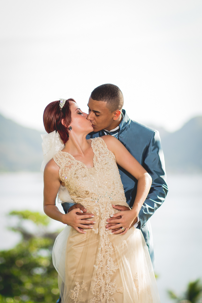 noivos se beijando em Niterói