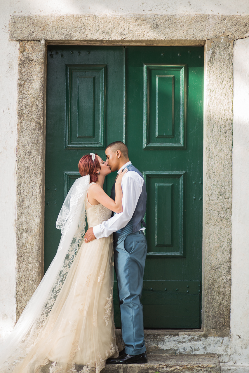 Noivos apaixonados se beijando