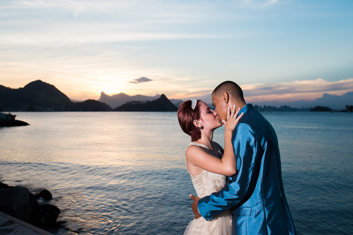 Beijo de noivos na praia