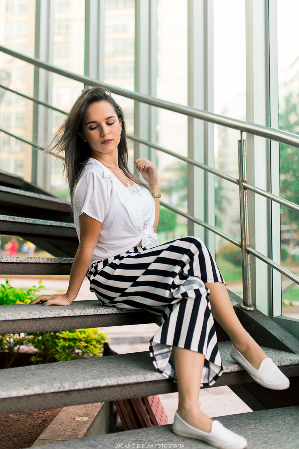 Ensaio Feminino em Niterói na escada da reitoria da uff