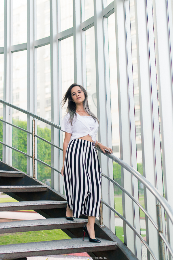 Ensaio Feminino em Niterói na escada da reitoria da uff