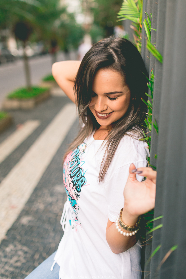 Ensaio Feminino em Niterói nas ruas de Icaraí, mulher de olhos fechados