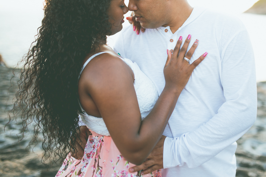 Ensaio pre casamento em itacoatiara e casal beijando