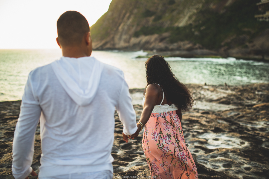 Ensaio pre casamento em itacoatiara e casal beijando