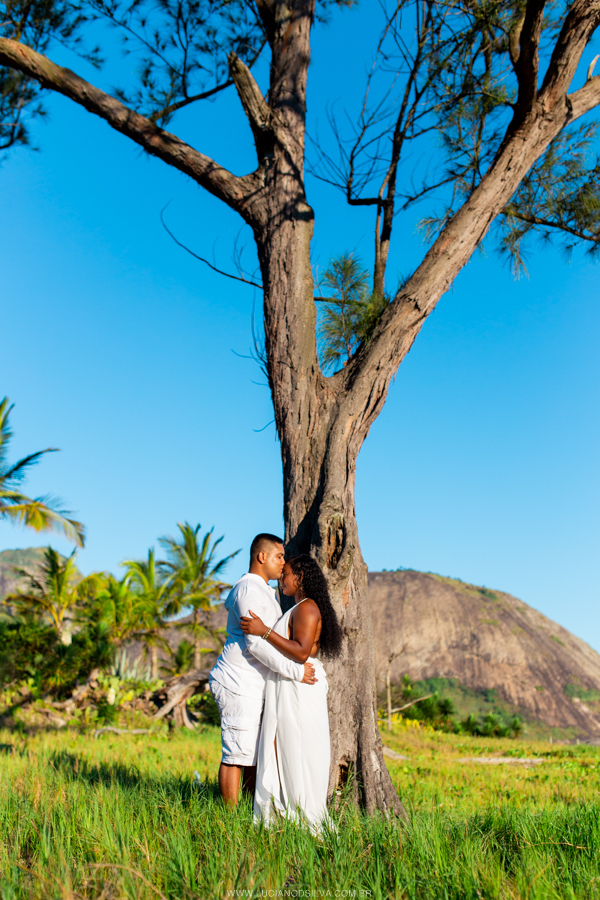 Pré Wedding em itacoatiara e casal beijando