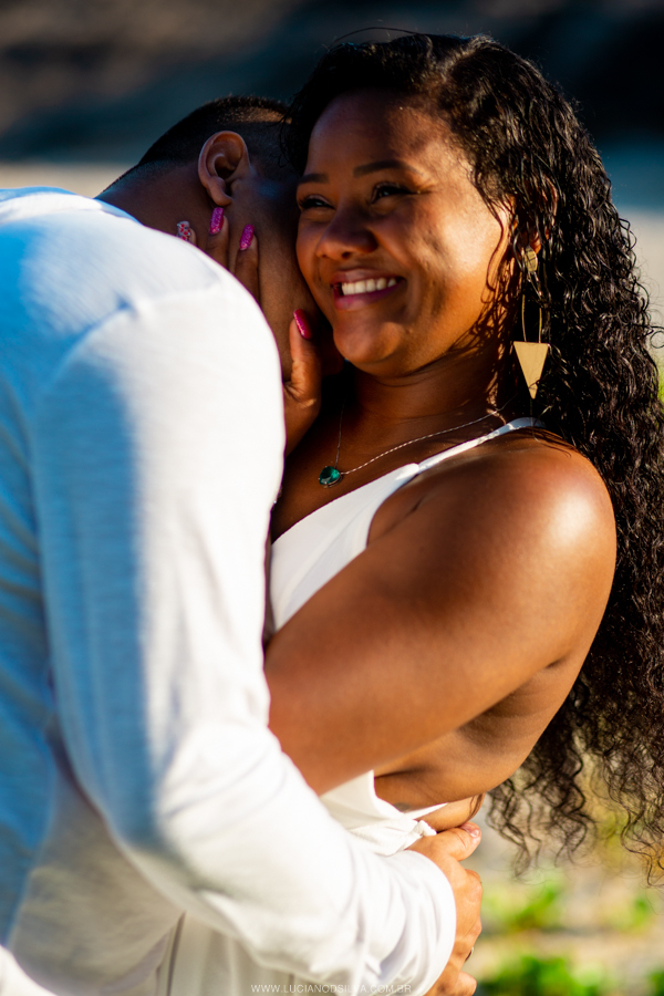 Pré Wedding em itacoatiara e casal beijando