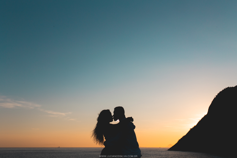 Ensaio pre casamento em itacoatiara e casal beijando e silhueta