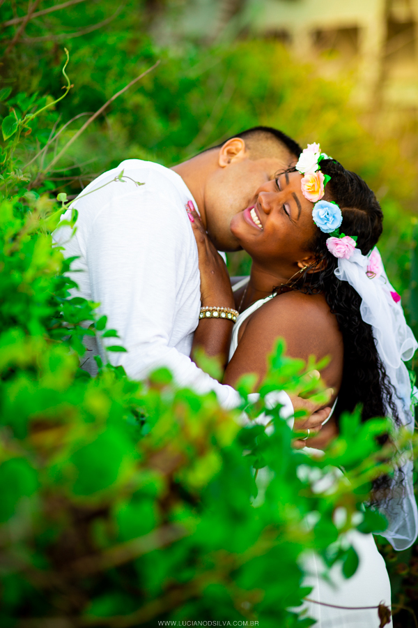 Ensaio de casal namorando na praia