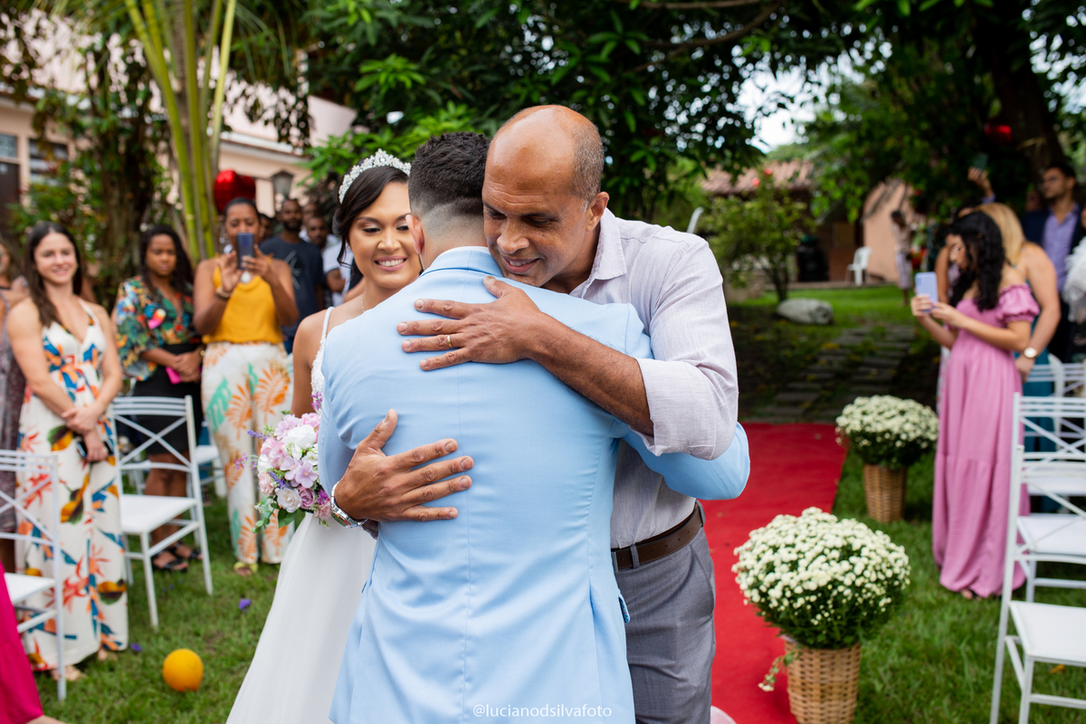Noivo abraçando o Pai da Noiva