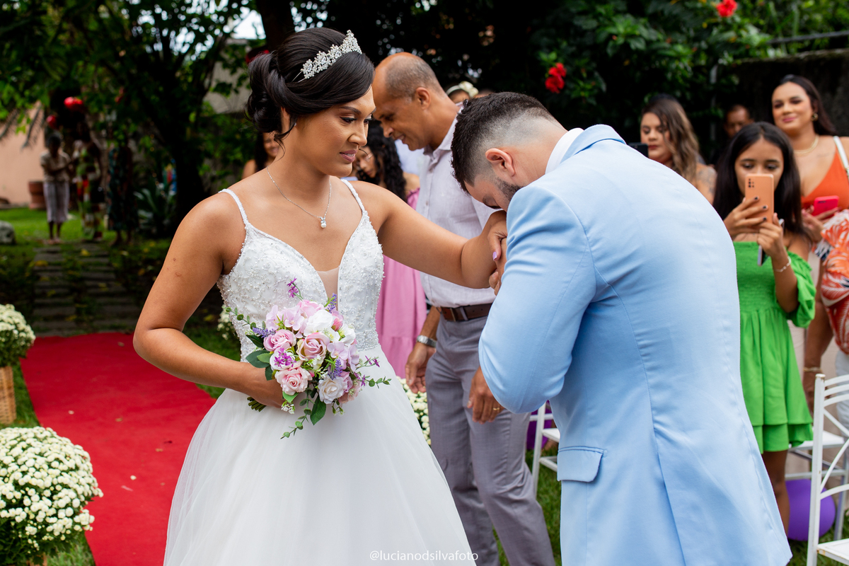Noivo beijando a mão da Noiva