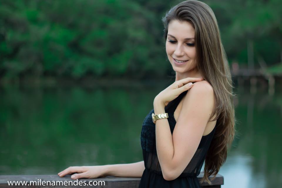 Book feminino Curitiba Milena Mendes, mulher posando pra foto segurando no ombro, em volta rio e arvores