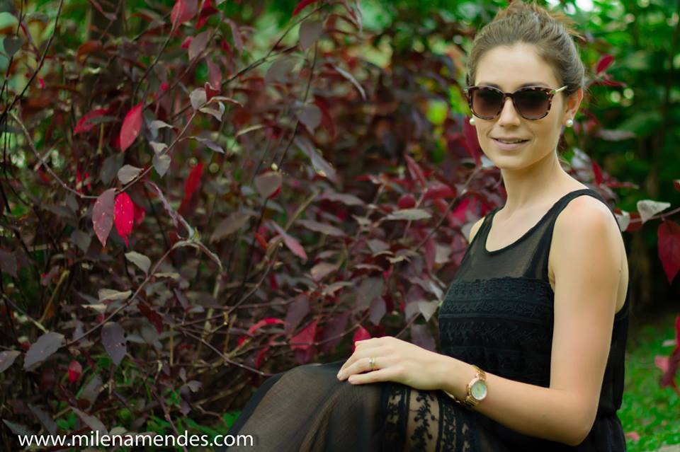 Book feminino Curitiba Milena Mendes, mulher é fotografa sentada no chão entre folhagens rochas 