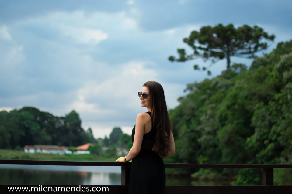 Book feminino Curitiba Milena Mendes, mulher posa pra foto e aparece o céu e  um pinheiro, uma bela fotografia