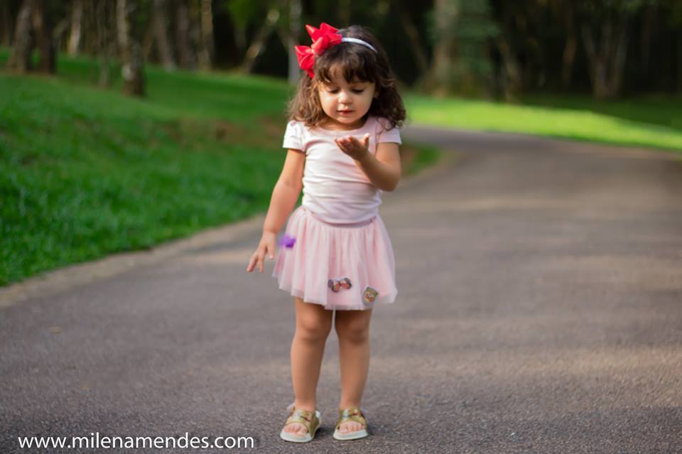 Book Mãe e filha criança brinca de assoprar uma bolinha e sol da um brilho em sua mão, Curitiba