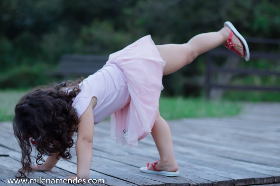 Book Mãe e filha Curitiba Milena Mendes, criança segue os passos de sua mãe e faz pose de bale 