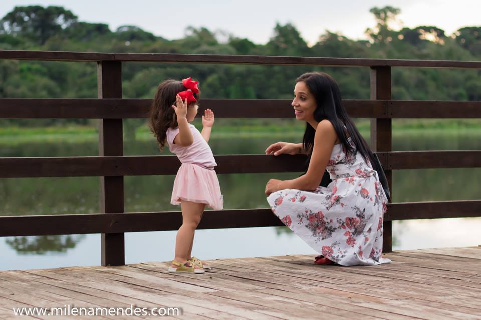 Book Mãe e filha Curitiba Milena Mendes, filha conversa com sua mãe se expressando com as mãos 