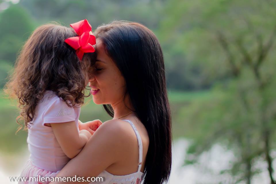 Book Mãe e filha mãe encosta rosto na filha, carinho