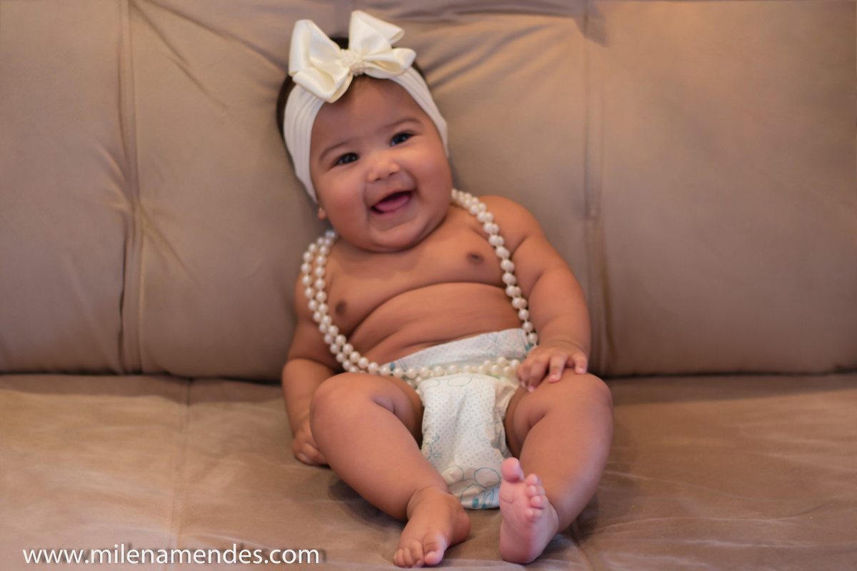 Ensaio Acompanhamento de Bebê de 3 meses sorrindo para os pais.