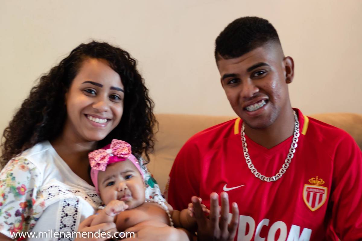 Ensaio Acompanhamento de  Bebê Fotografia de família, mãe, pai e filha