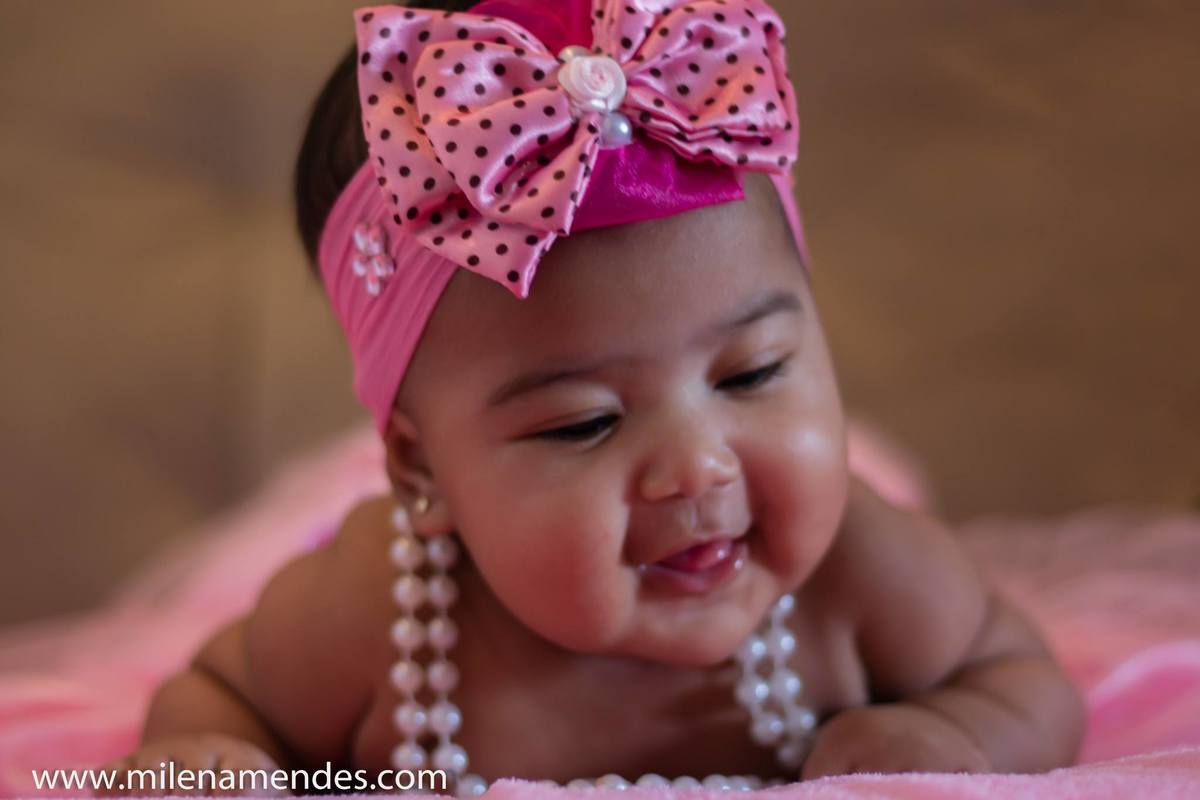 Ensaio Acompanhamento de Bebê de 3 meses de bruços tirando foto sorridente  