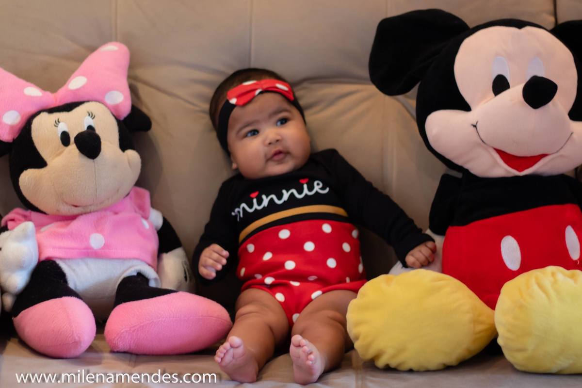 Ensaio Acompanhamento de Bebê Fotografia de Bebê com Mickey e Minnie fazendo book de acompanhamento
