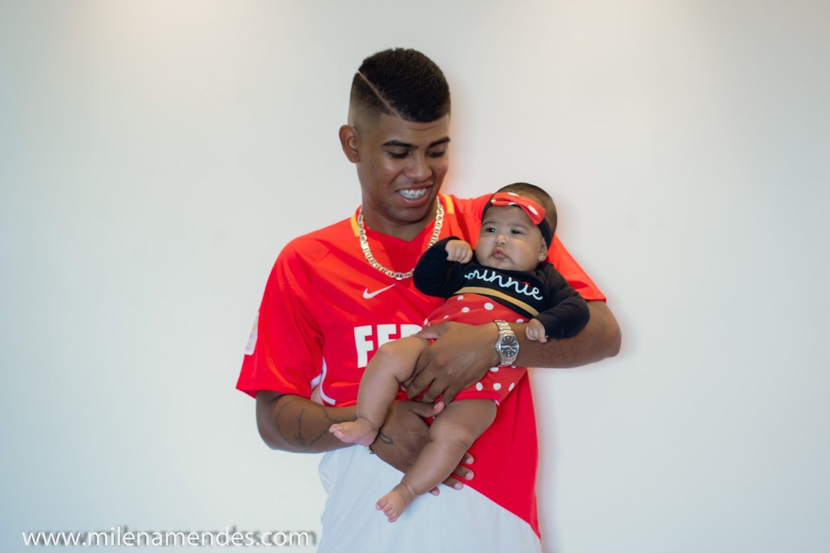Ensaio Acompanhamento de Bebê Fotografia Pai e filha dentro de casa, sendo fotografado