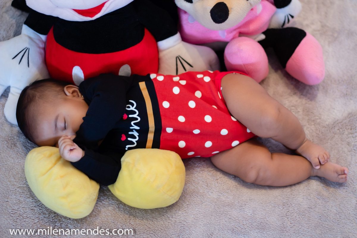 Ensaio Acompanhamento de Bebê Fotografia de Bebê dormindo nos pés do Mickey e da Minnie. fotografia de acompanhamento
