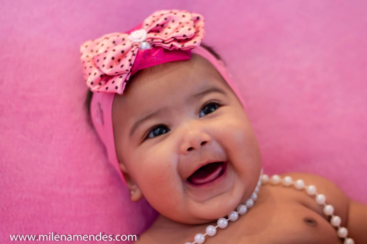 Ensaio Acompanhamento de Bebê de 3 meses sorrindo para os pais.