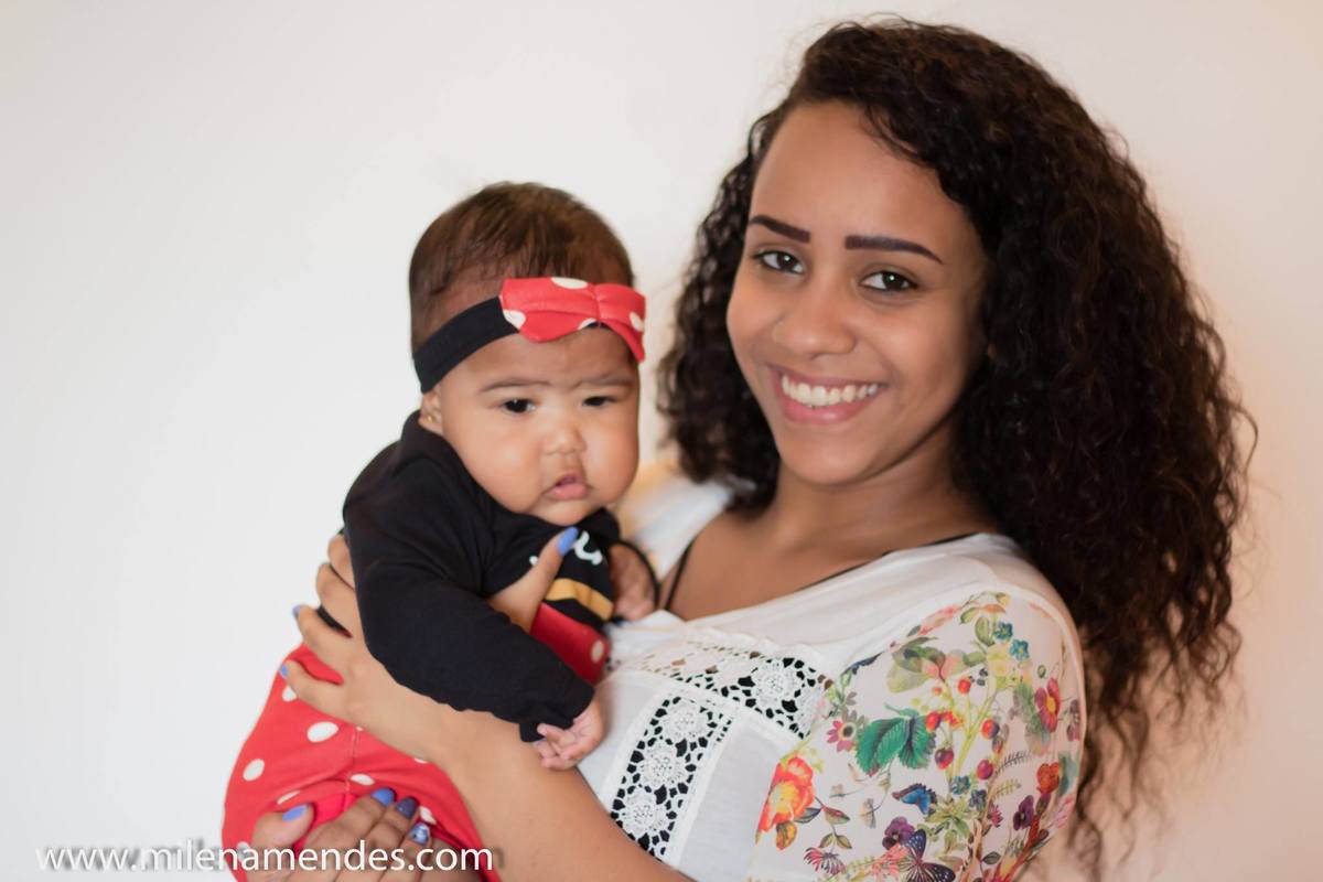 Ensaio Acompanhamento de Bebê Fotografia Mãe e filha dentro de casa, sendo fotografada.