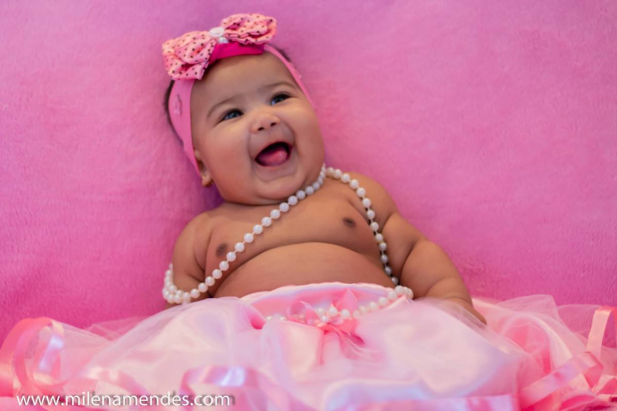 Ensaio Acompanhamento de Bebê de 3 meses sorrindo para os pais.