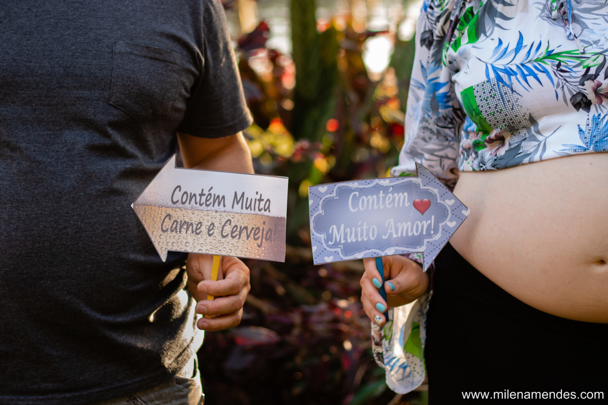 Ensaio de Gestante, local Lago Azul Umbará, plaquinha criativa contém muito amor, contém muita cerveja