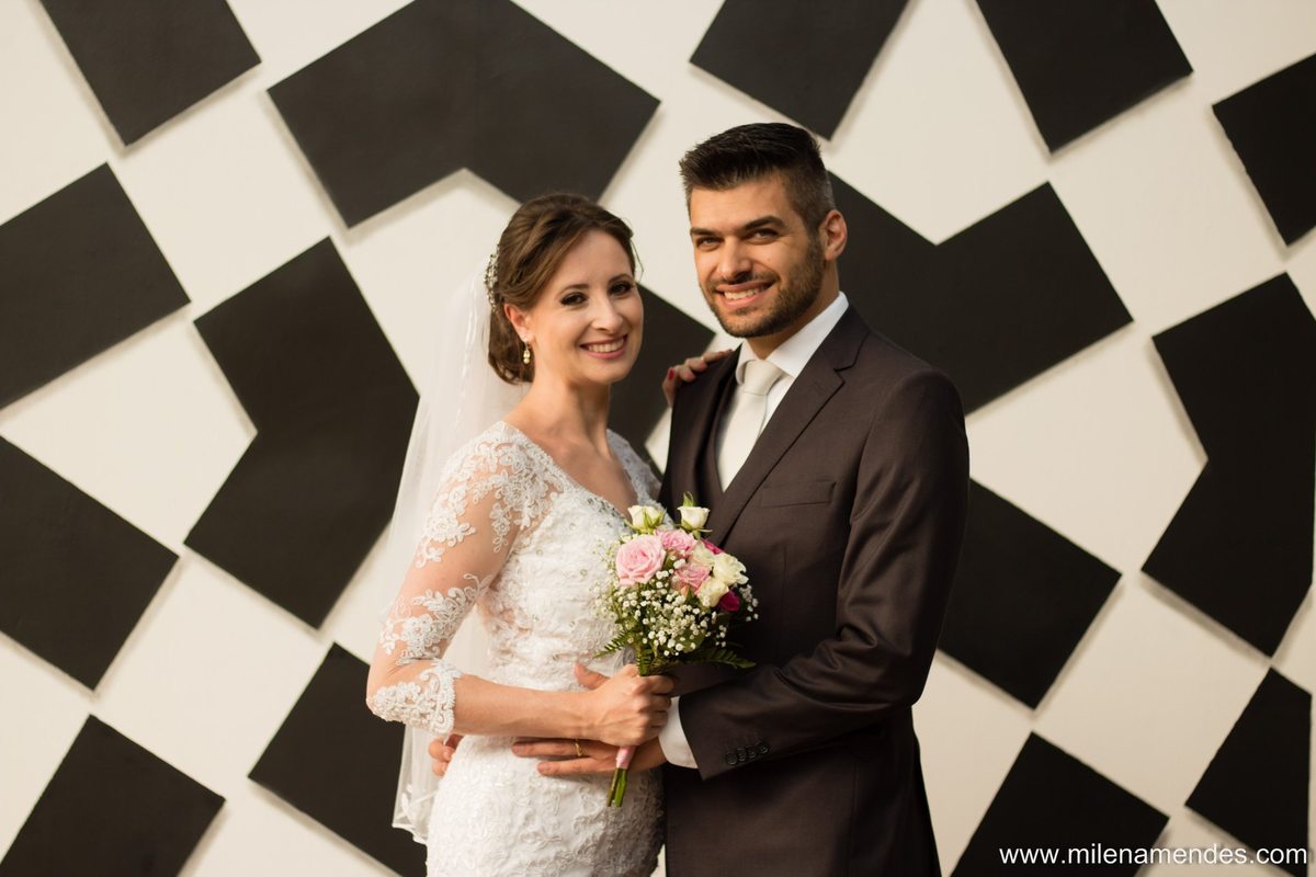 Ensaio Casal Paço da Liberdade Curitiba Pr Centro, noivo e noiva se abraçando sorrindo pra foto