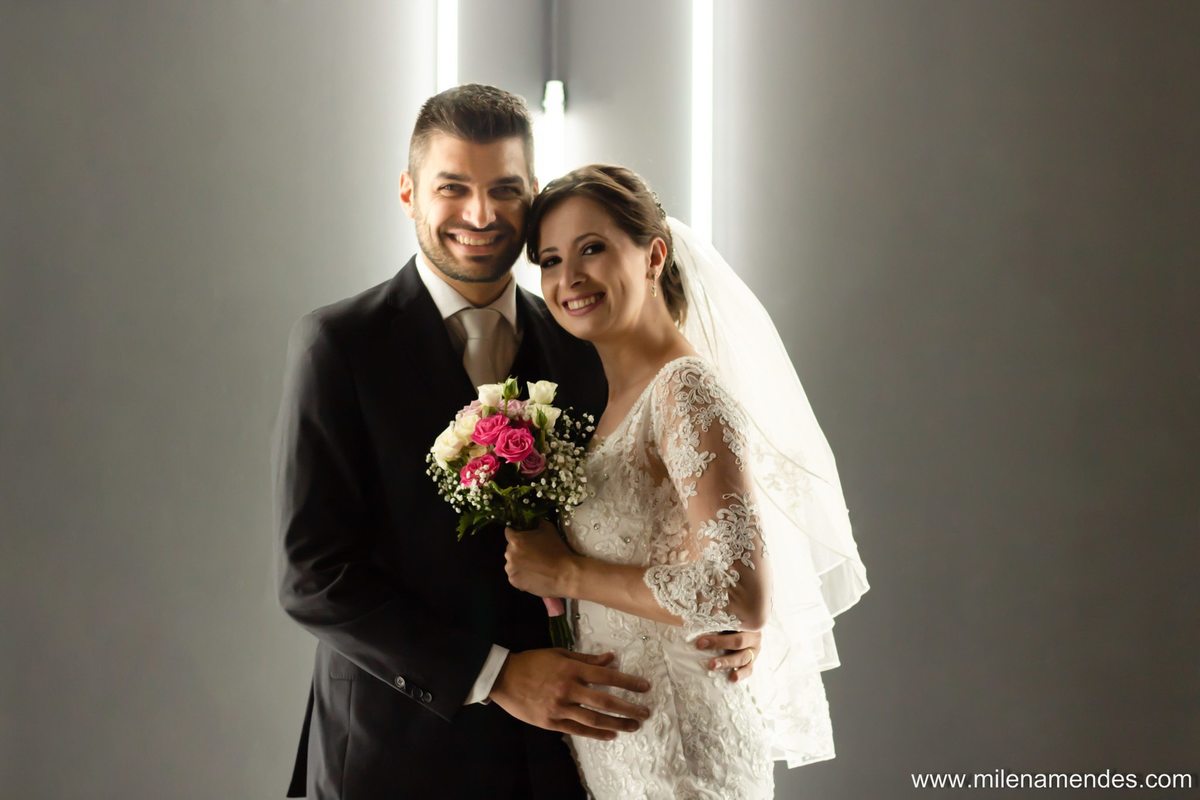 Ensaio Casal Paço da Liberdade Curitiba Pr Centro, noiva e noivo se abraçando sorrindo pra foto