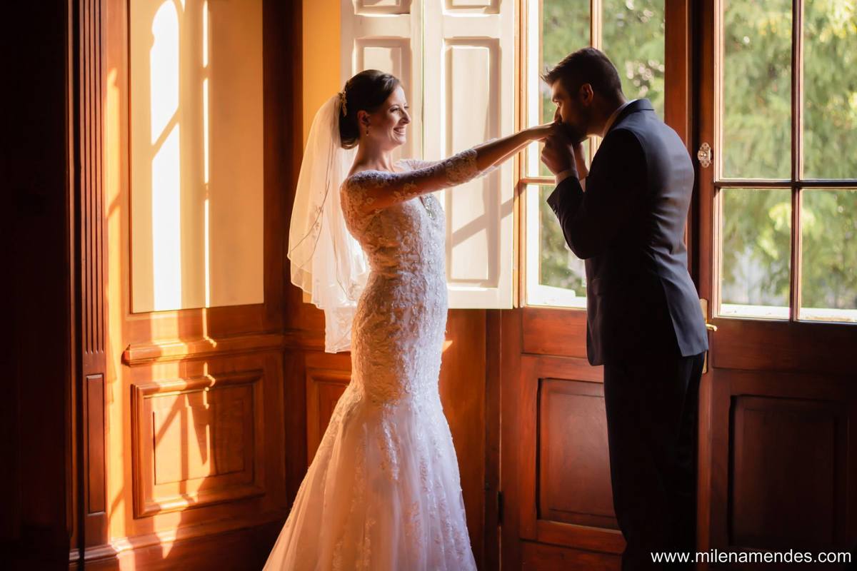 Ensaio Casal Paço da Liberdade Curitiba Pr Centro, noivo galante beija a mão da noiva e confirmar novamente os votos do casamento