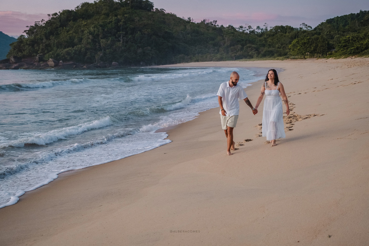Ensaio Pré-Casamento na praia Vermelha do Norte em Ubatuba - Pre-wedding