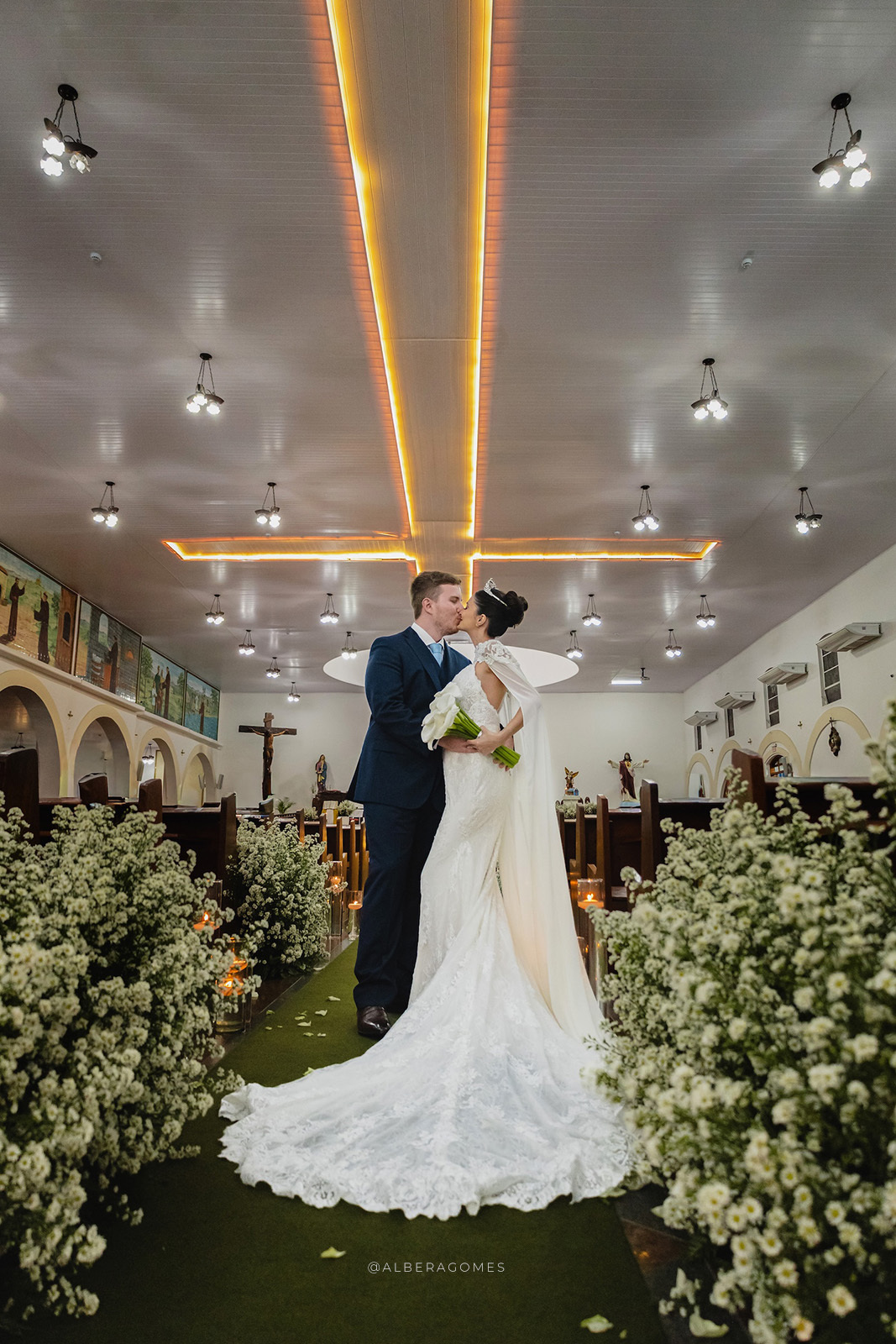 retrato dos noivos na igreja