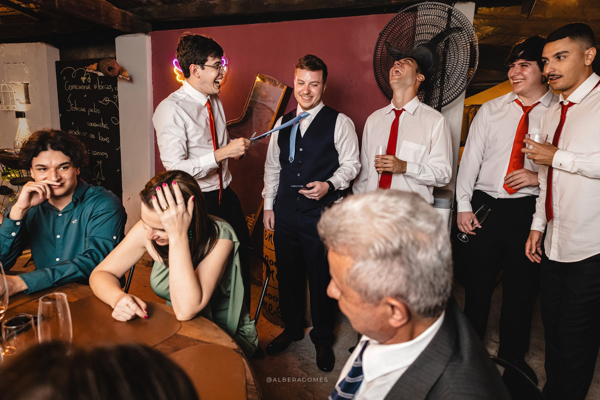 cortando a gravata do noivo