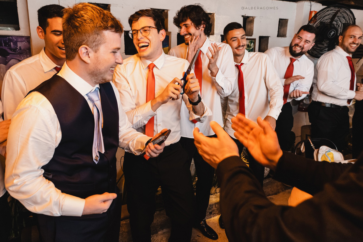 cortando a gravata do noivo