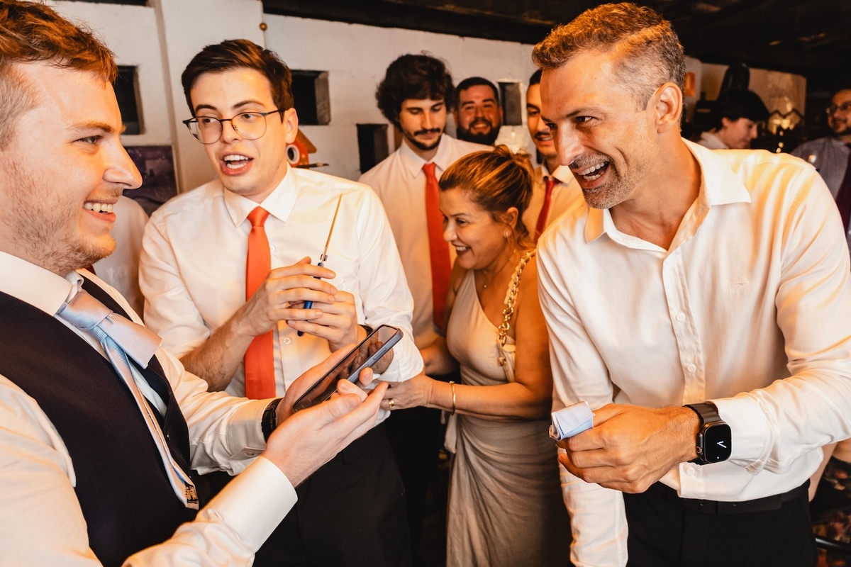 cortando a gravata do noivo