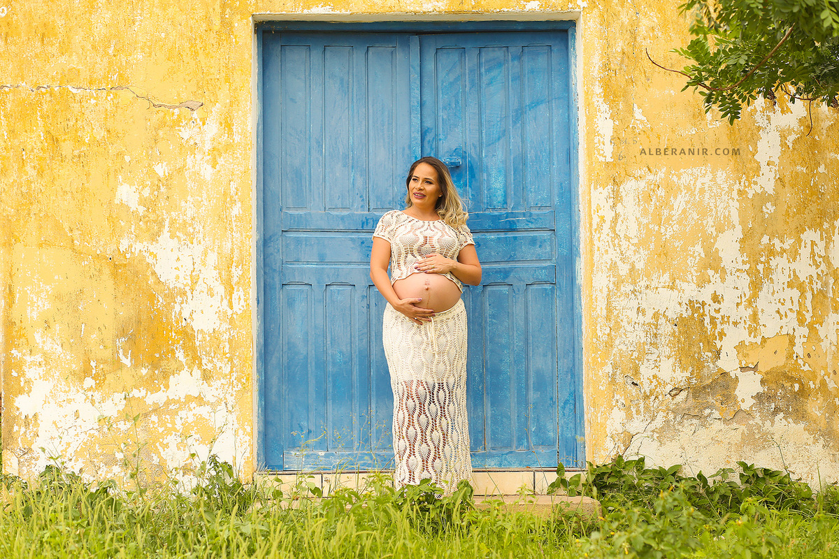 Eva Gestante em capelinha antiga