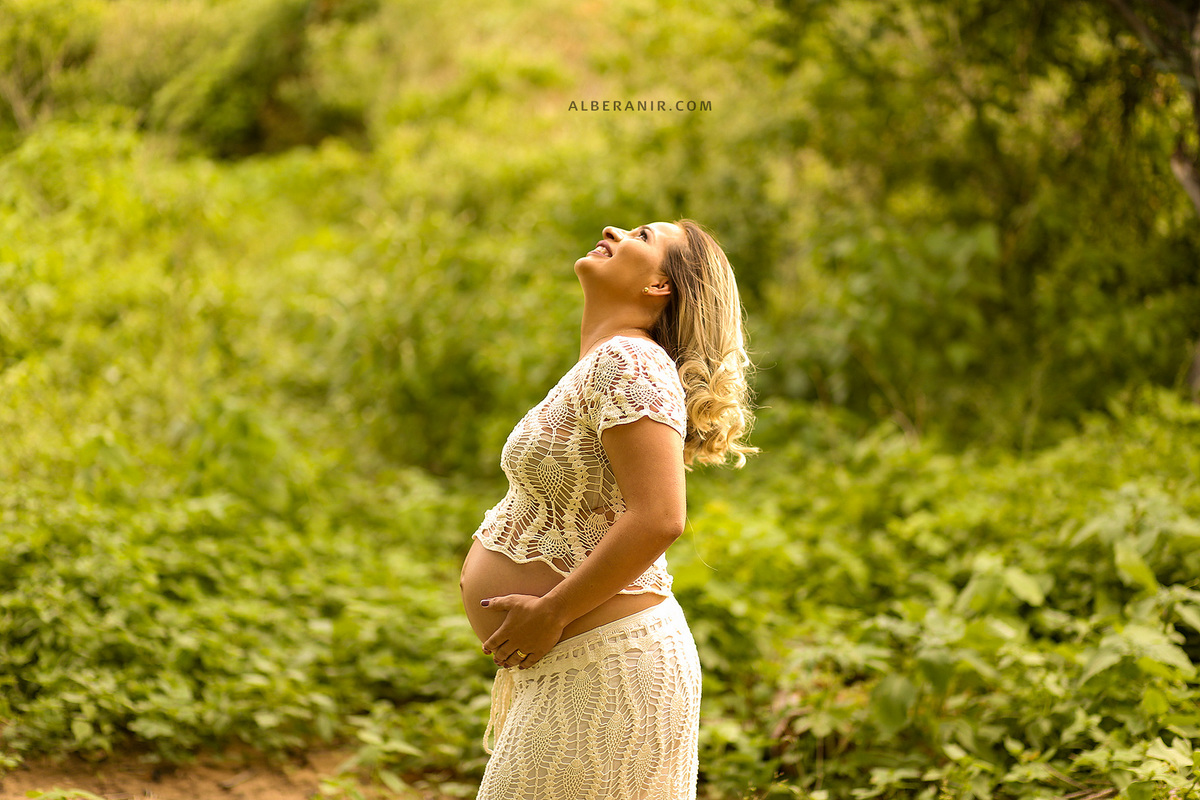 Eva Gestante em paisagem verde