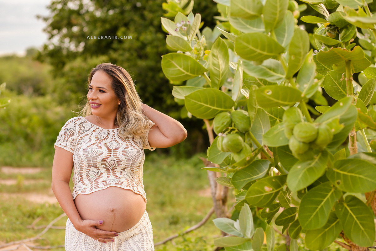 Eva Gestante em paisagem verde