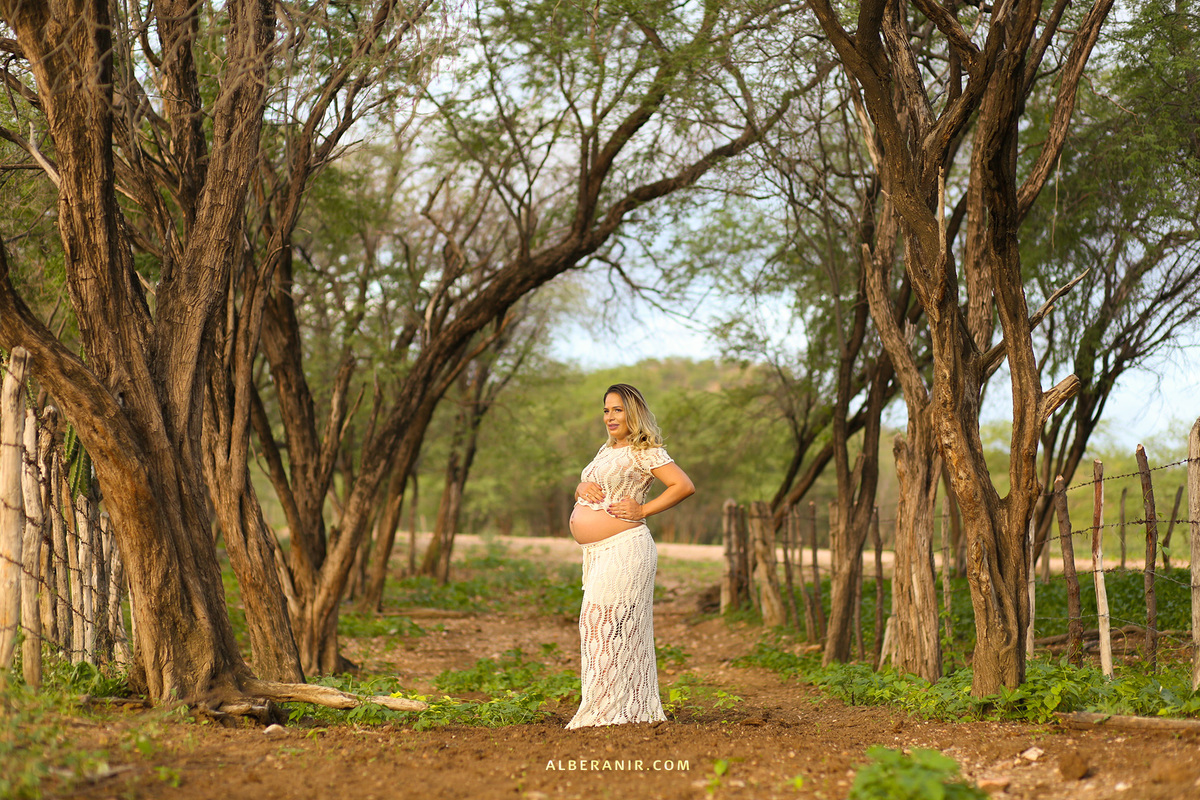 Eva Gestante em árvores