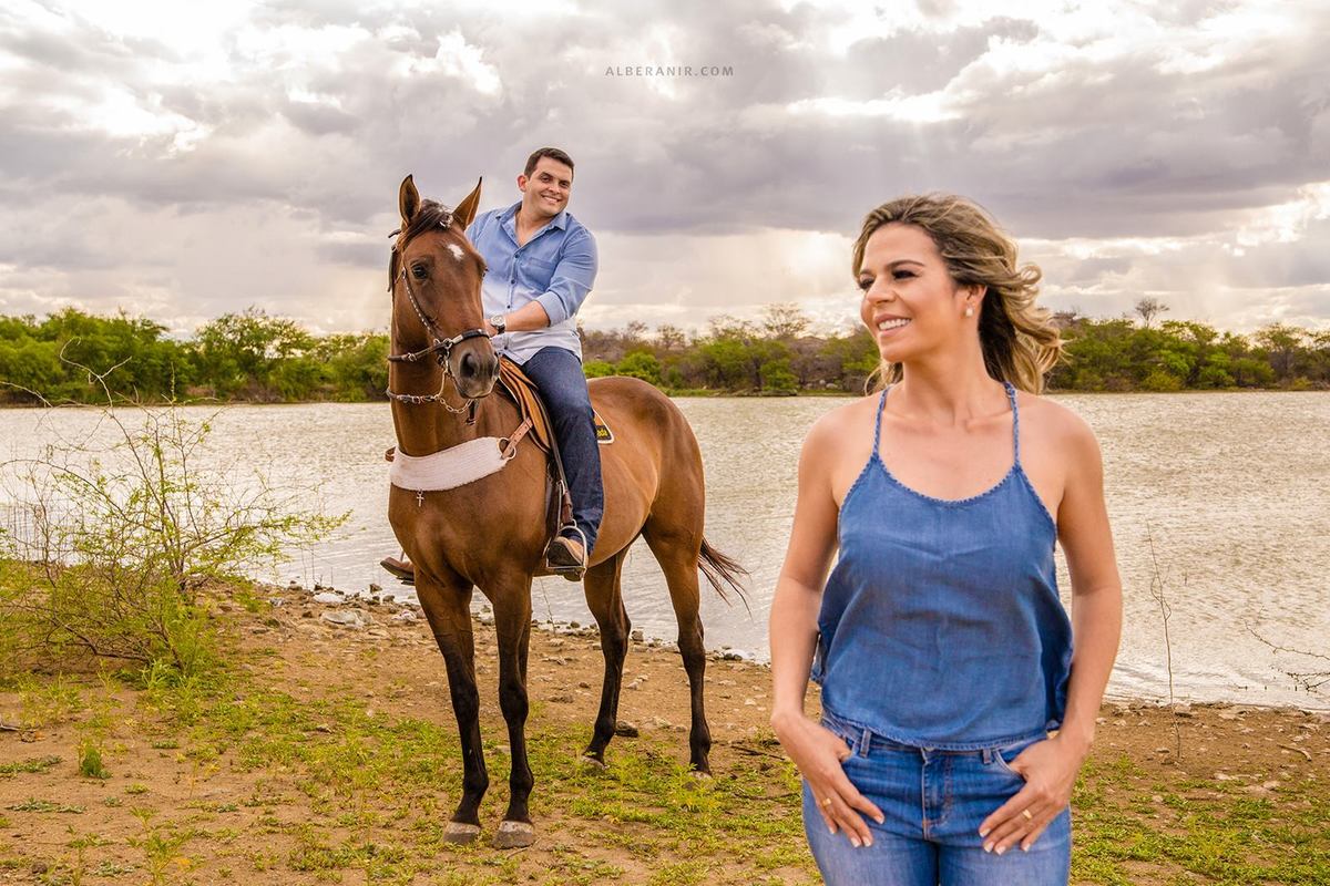 Kaliane e Wellisson - Foto com cavalo no Açude Recrreio