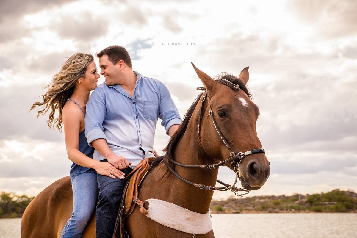 Kaliane e Wellisson - Foto com cavalo no Açude Recrreio