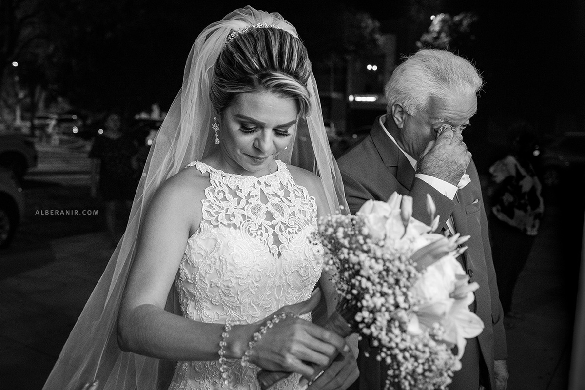 Noiva antes de entrar na igreja