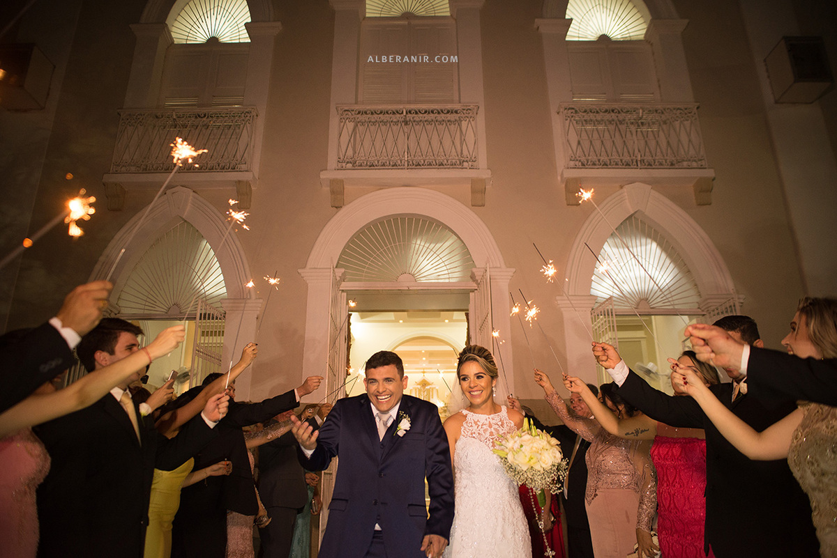 Saída dos noivos. Arroz, chiveirinho. Casamento Kalliane e Wellisson na Catedral de Sant'Ana em Caicó.