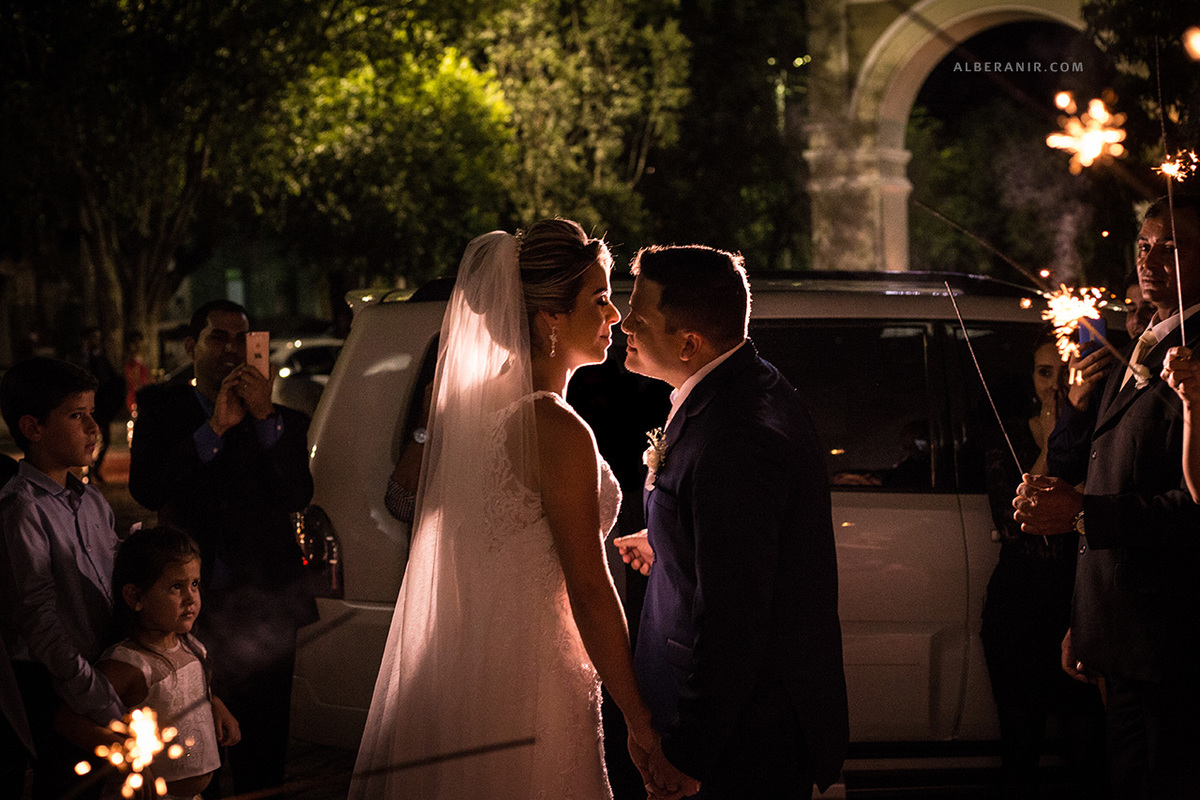 Saída dos noivos. Arroz, chiveirinho. Casamento Kalliane e Wellisson na Catedral de Sant'Ana em Caicó.